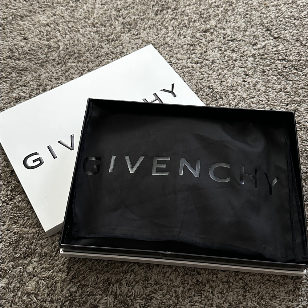 BNIB Authentic Givenchy Intarsia Wool Logo Beanie O/S Black White - Picture 9 of 10